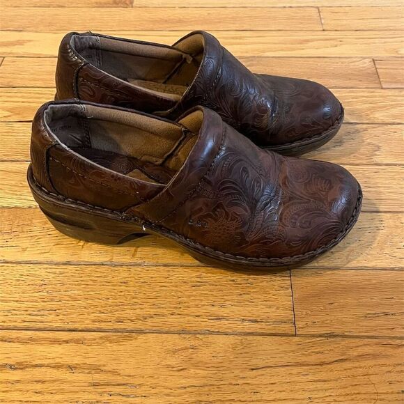 BOC Born Concepts Women's Brown Floral Embossed Clogs Size 8.5 - Picture 3 of 9